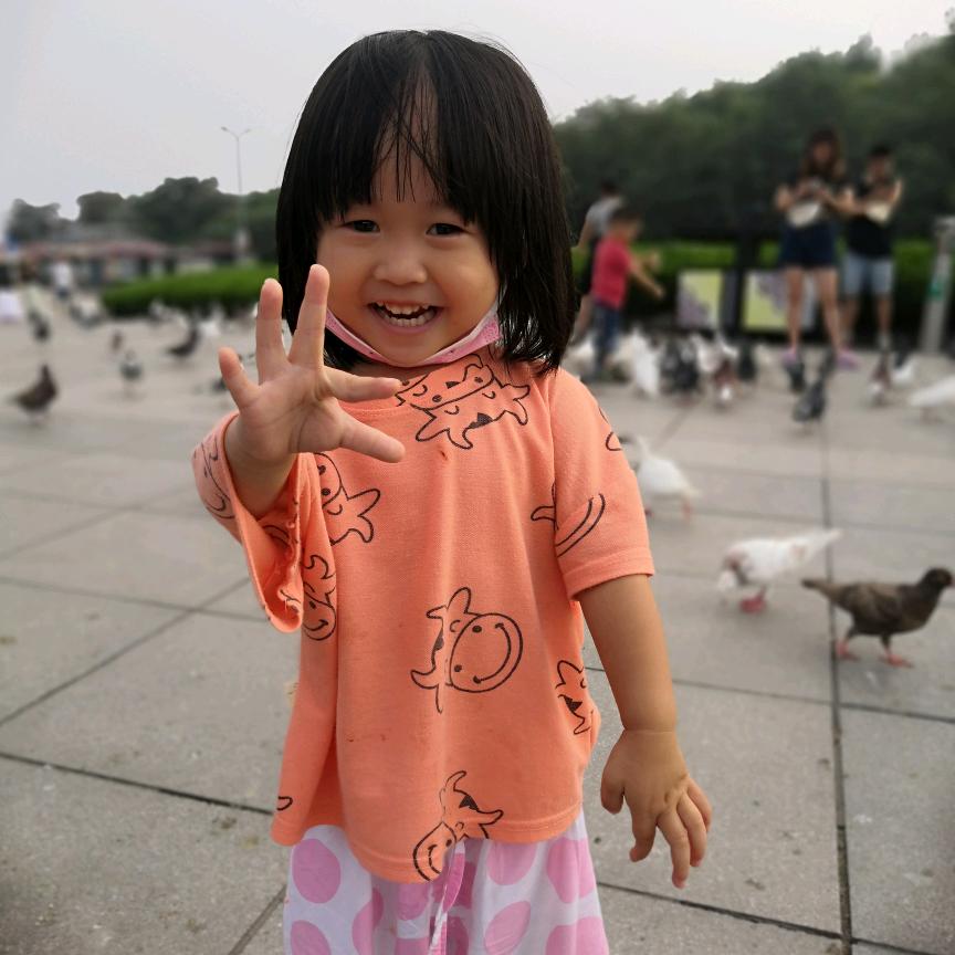 红红火火恍恍惚惚的小姑娘