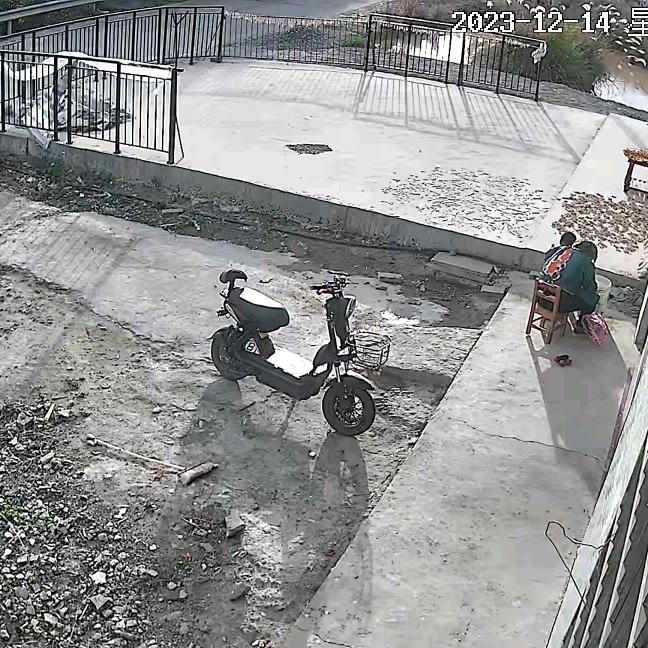 李目林头像