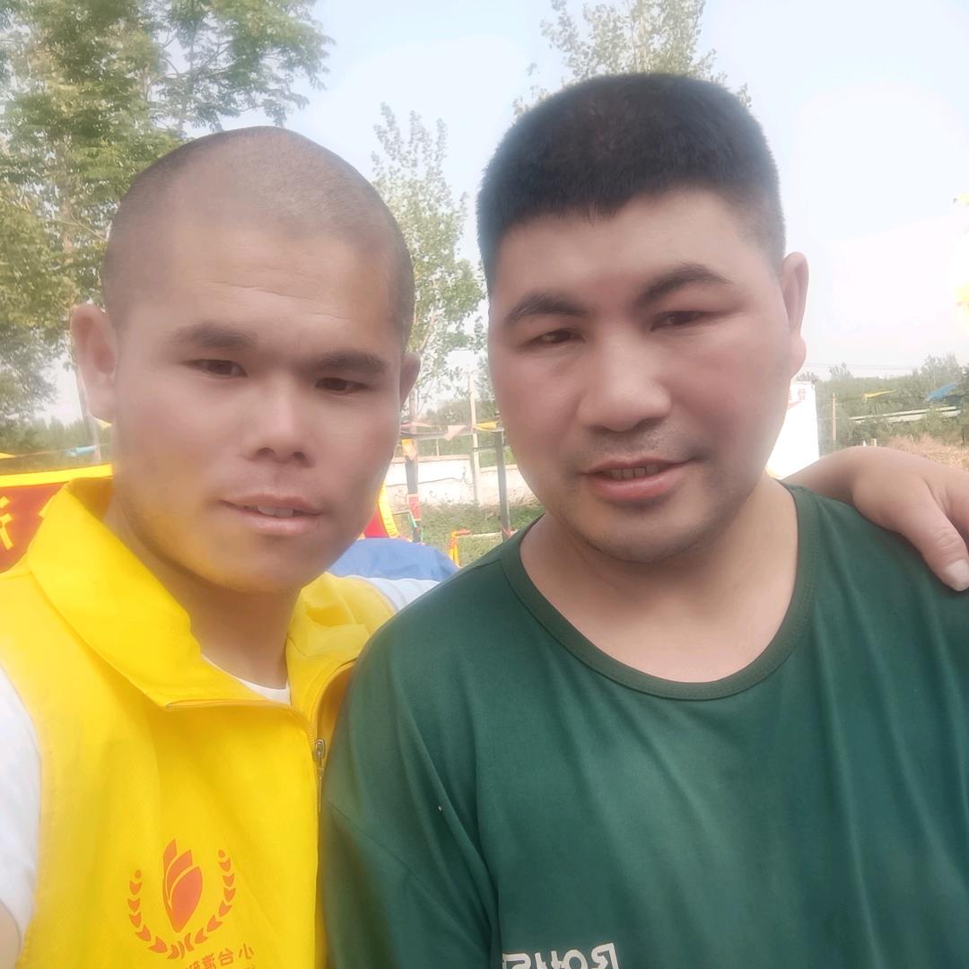 八戒岳小伟助理张飞探店