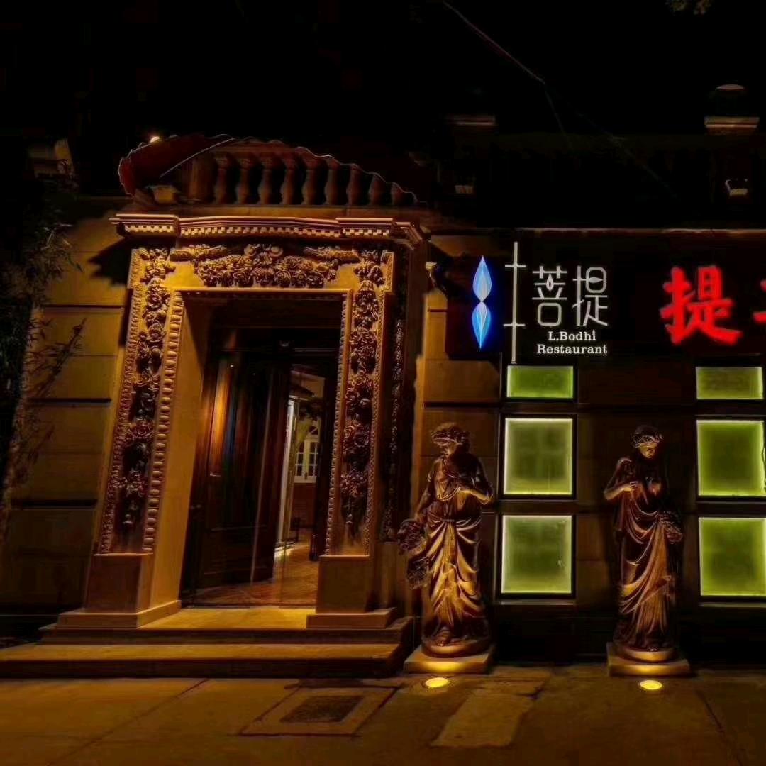 三三