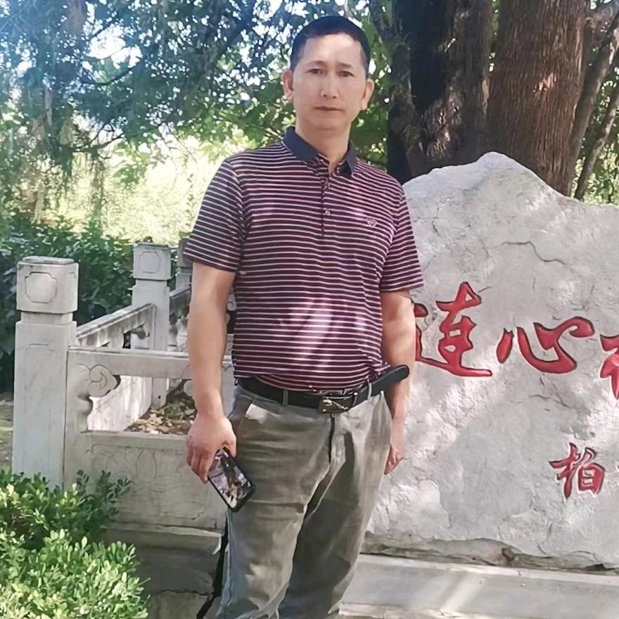 发哥五音不全爱唱歌。