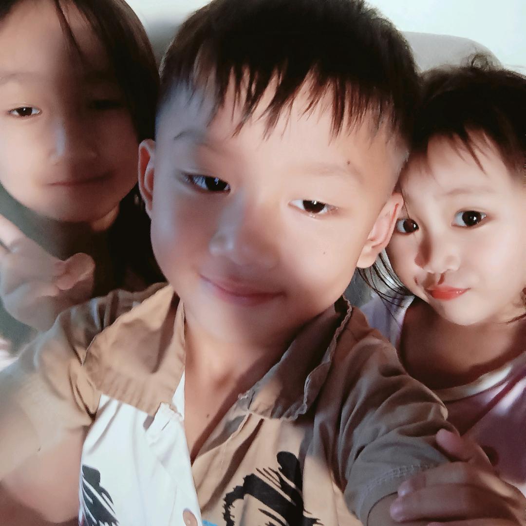 王欣，王欢，王静婷三姐弟