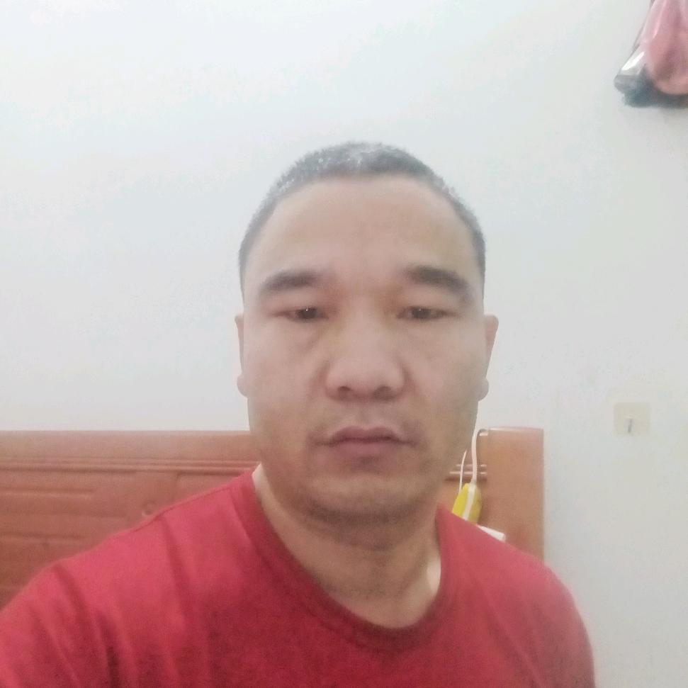 单亲爸爸，带着一个十一岁的女儿。