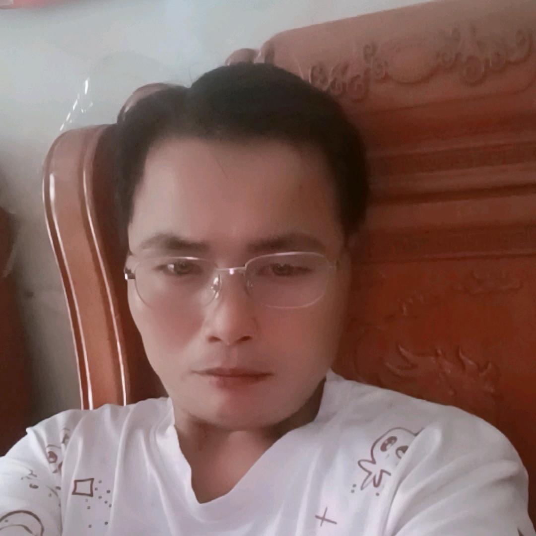 覃怡