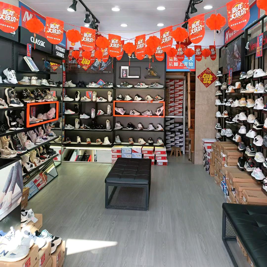 香港新百伦折扣店，千仞岗生活区西门