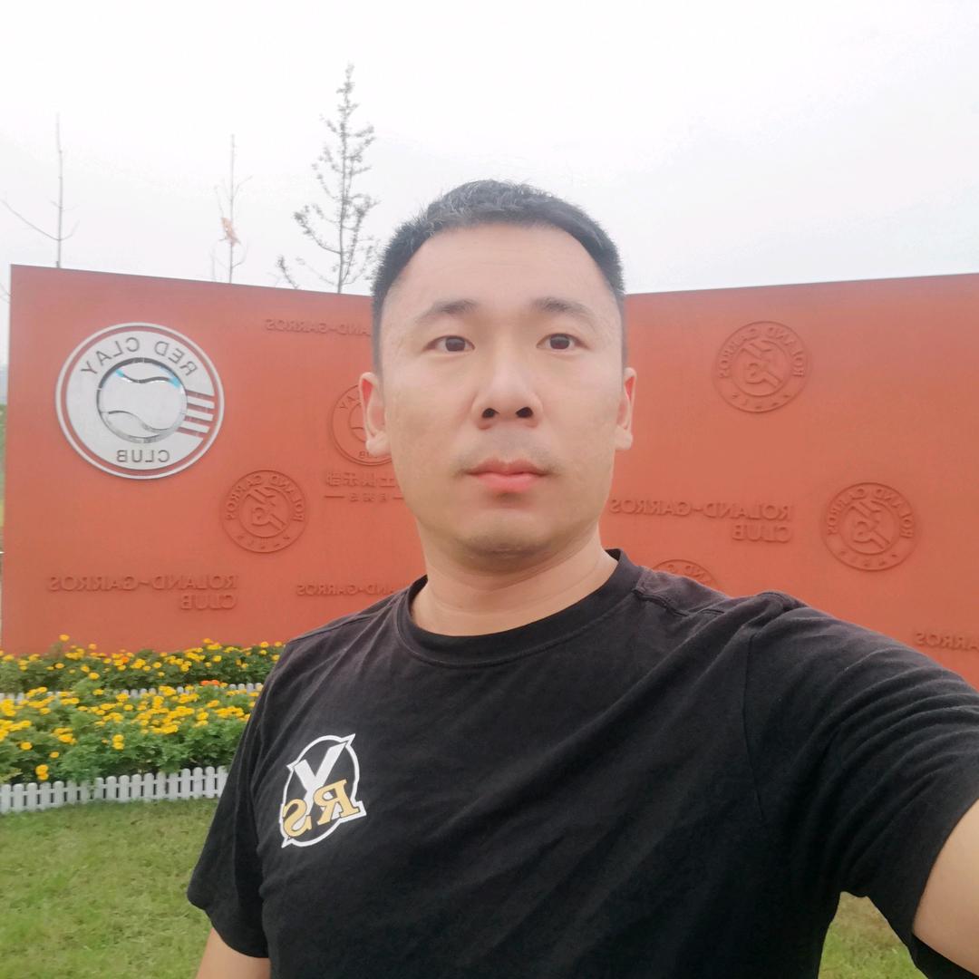 职业穿线师孟庆欣--凡易体育网球店