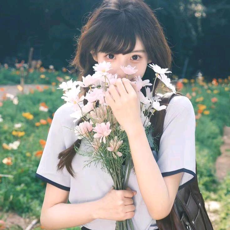 阳光灿烂的小女孩