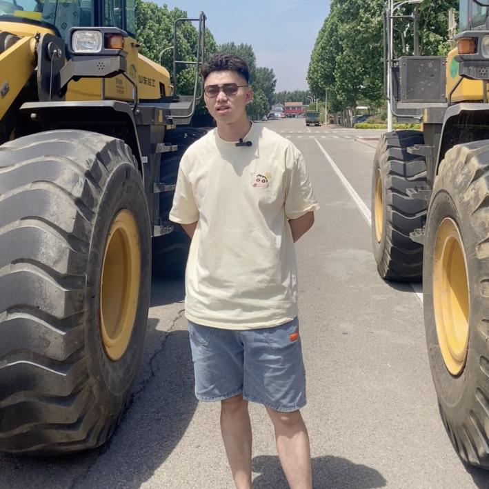 阿吉哥的铲车