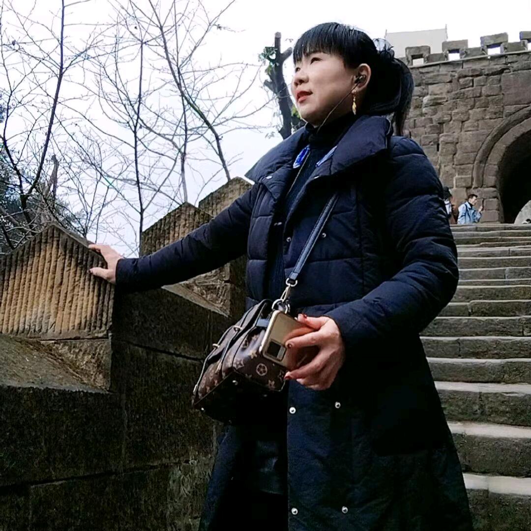 喜欢唱跳的三三