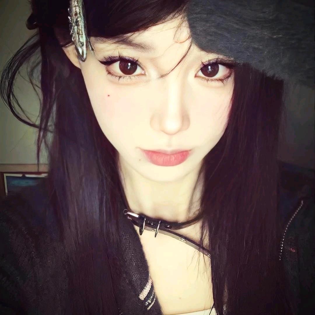 小娜雨中忧郁喂鸭
