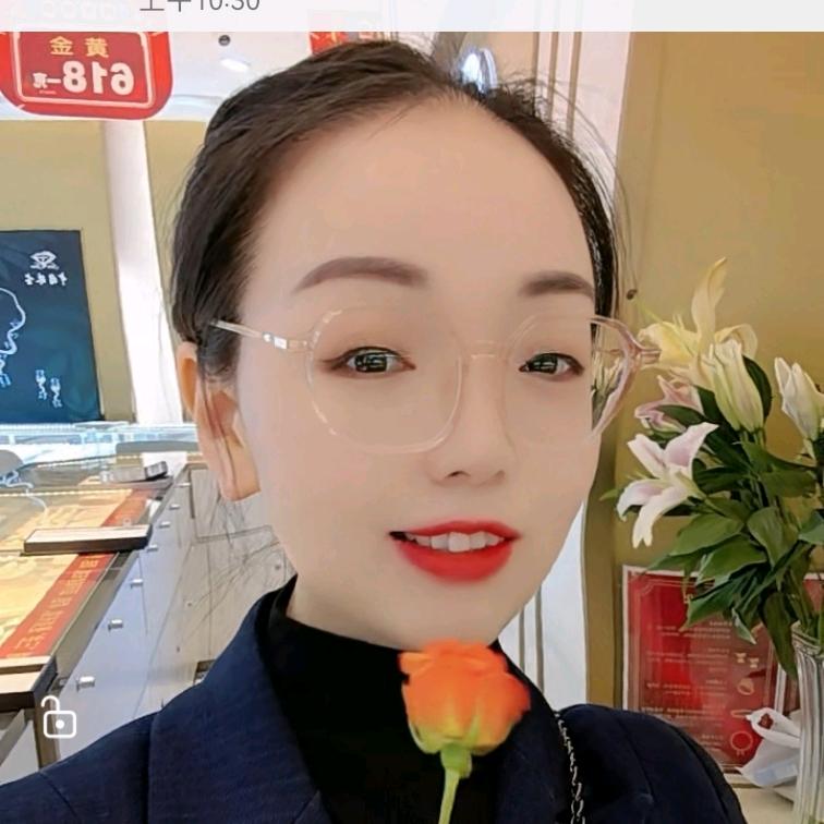 黄金珠宝导购：何何