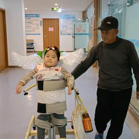 折翼天使小九月一家