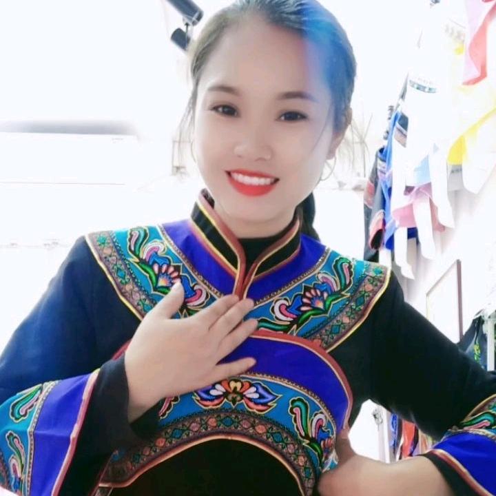 亮丽民族服装