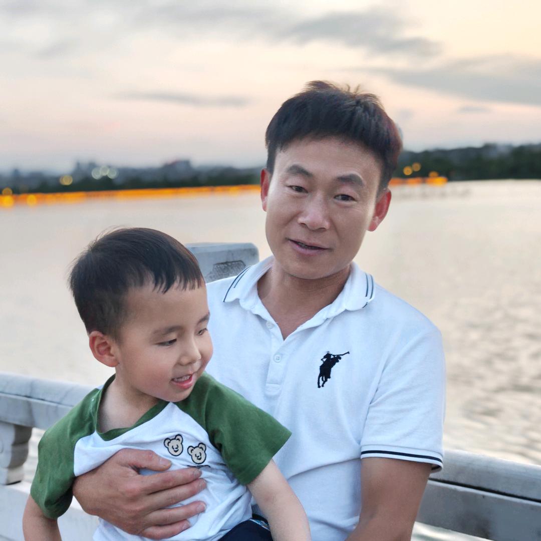 苹果园里的小荣哥