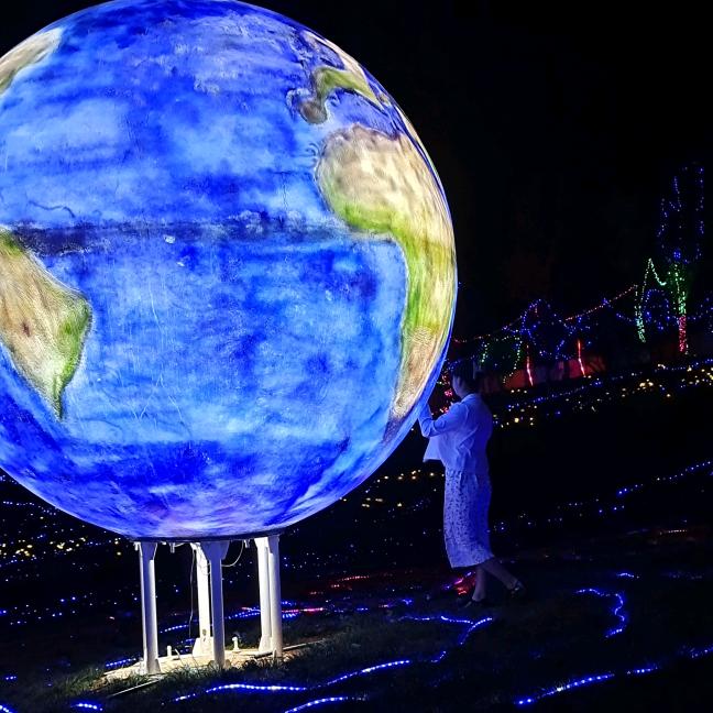 ✘✔；遥遥万里