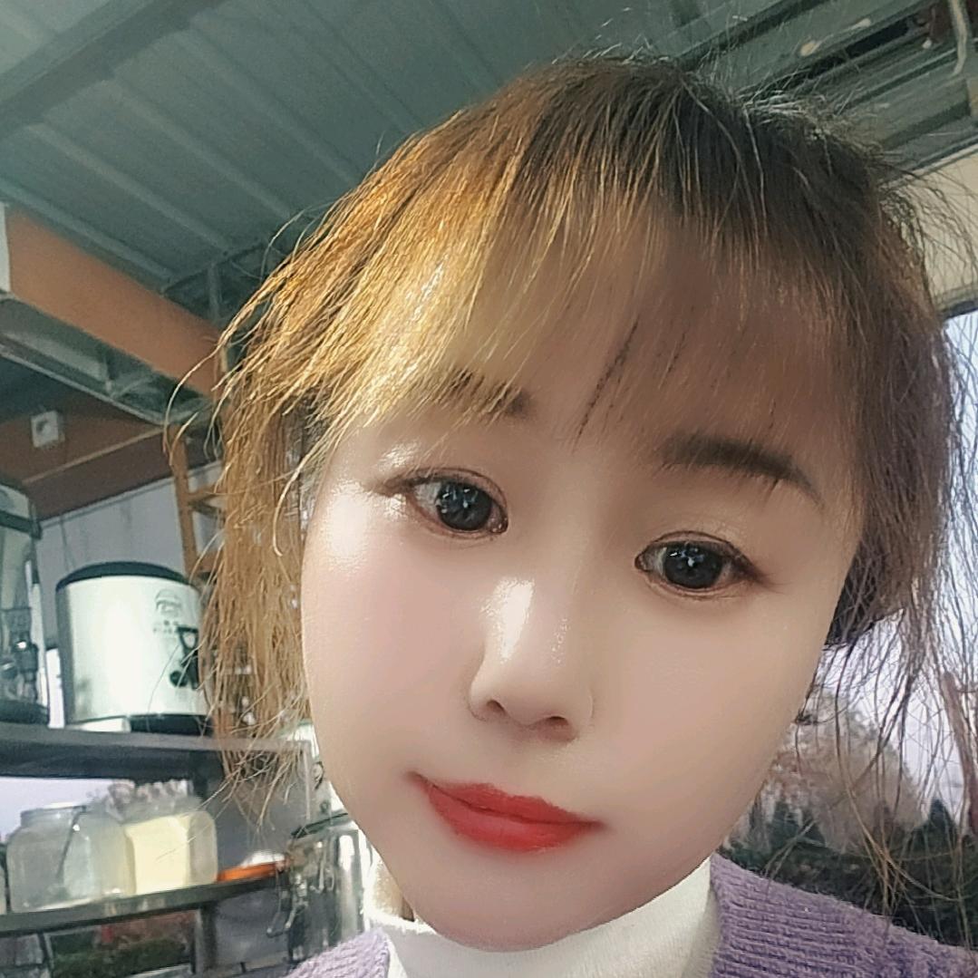 小娟在摆摊卖肉夹馍
