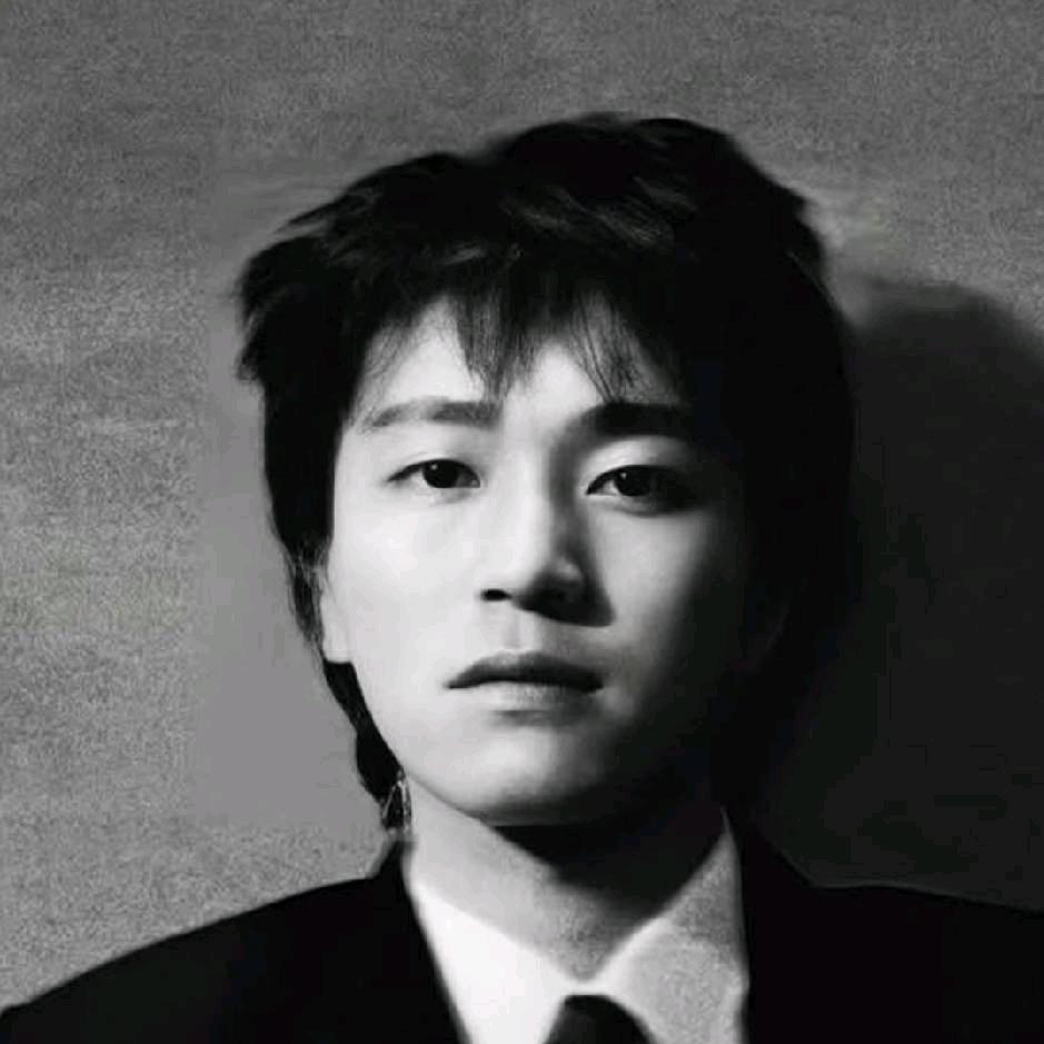 往断臂老人身上撒痒痒粉