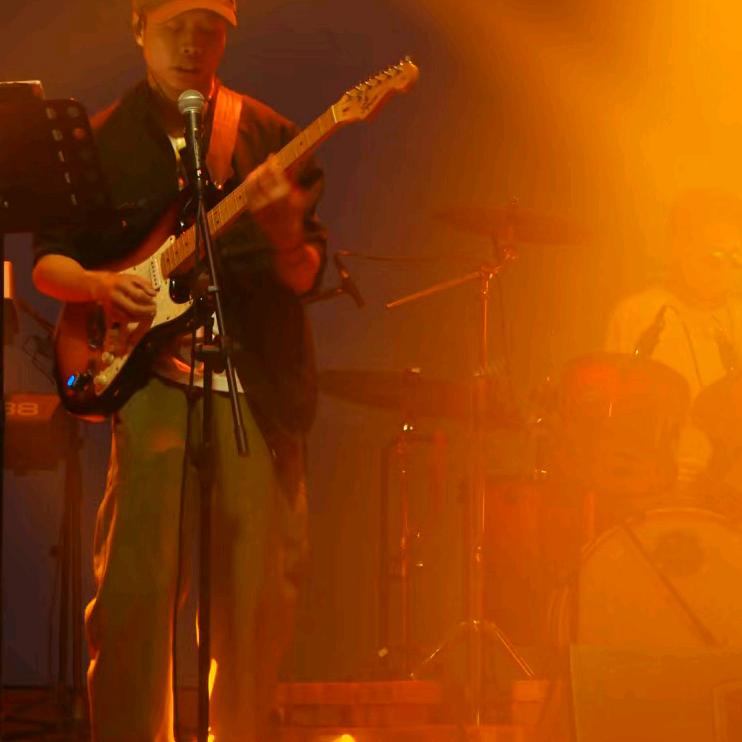 落榜秀才弹吉他