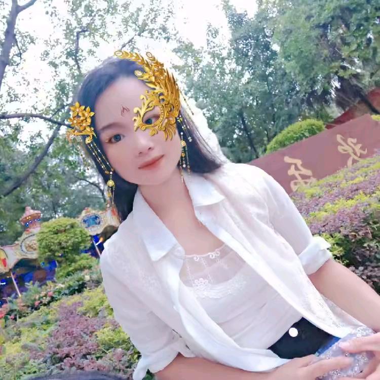 ：Q I   N   楚     仪