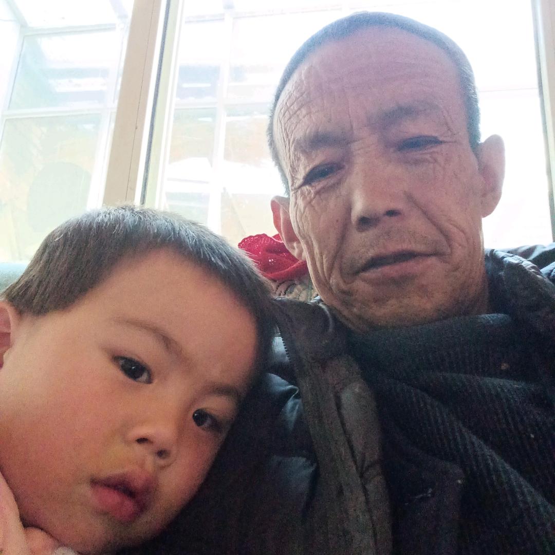 坐在轮椅的残疾人