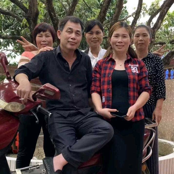 情姐 在卖荔枝龙眼石杰