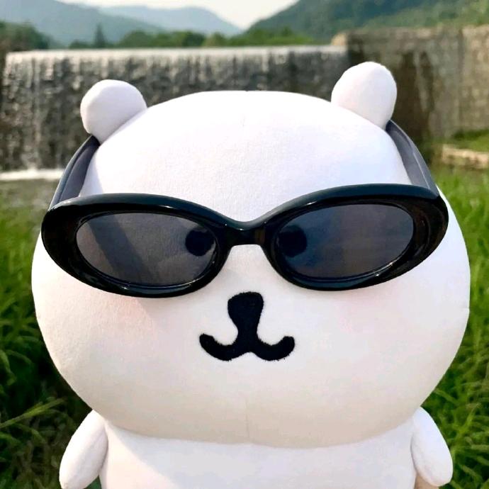 耳朵中间夹的是什么?