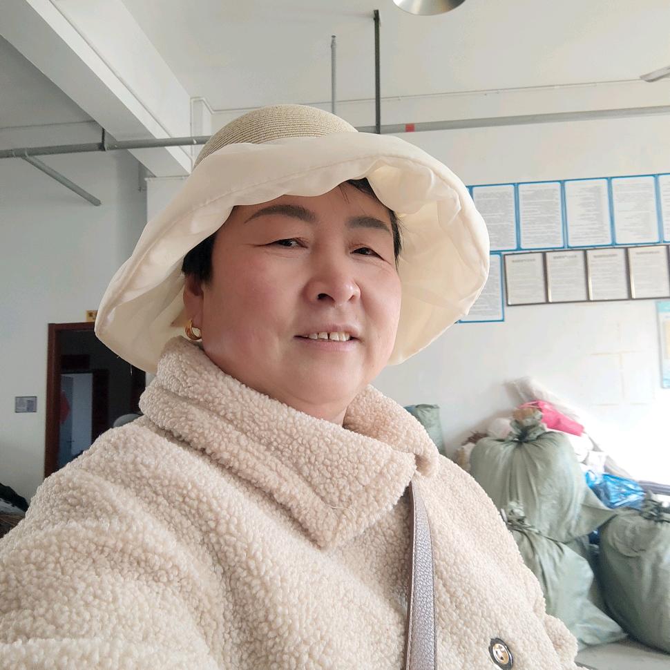 幸福的奶奶。√一