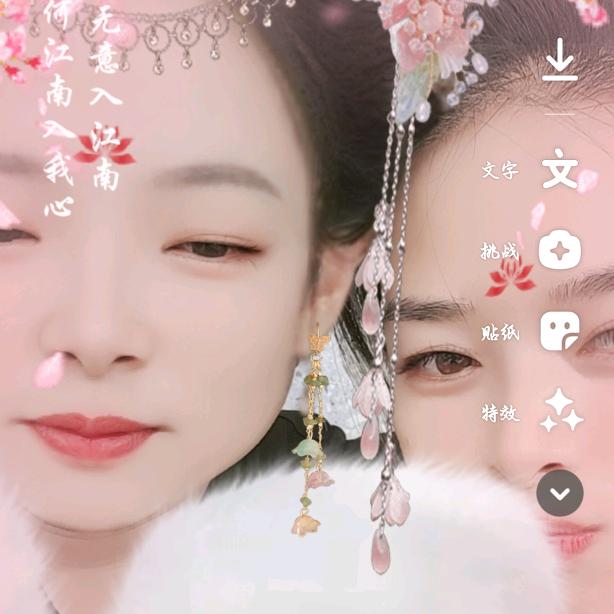 当夜深人静的时候在阳台看着街道的霓虹灯。