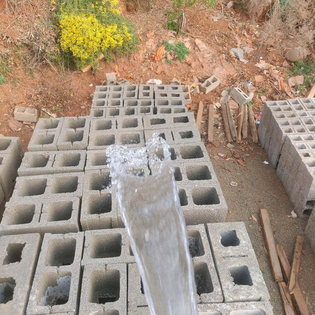 卖大砖，水泥，砂石料。有大小挖机那飞飞！