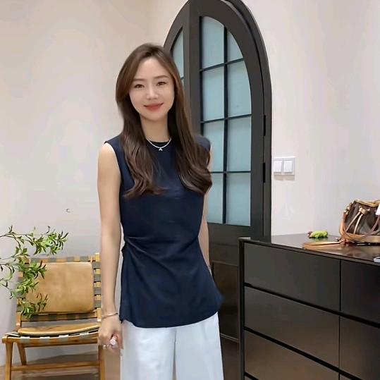 余欢欢YHH (穿搭分享)