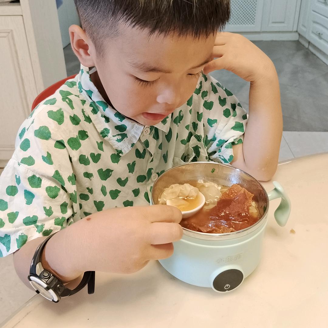 小捣蛋爱吃饭