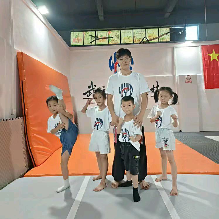 佛山武跃天空翻特技-兰逸梦兰逸菲