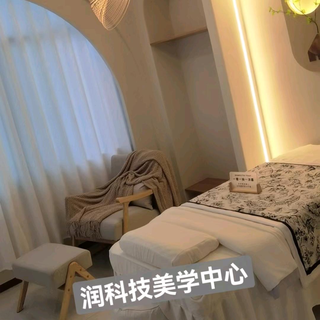 小菲^