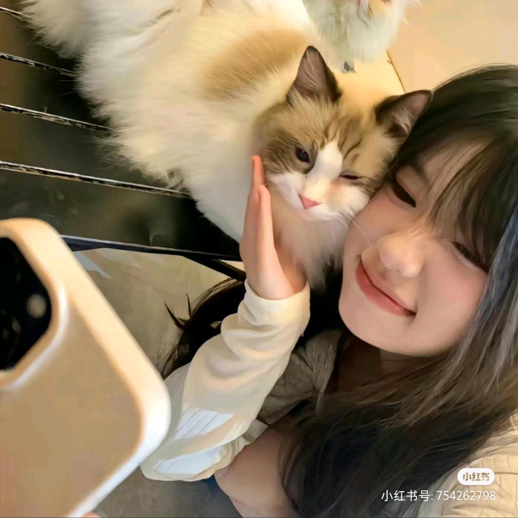 挥着鸡翅膀的女孩