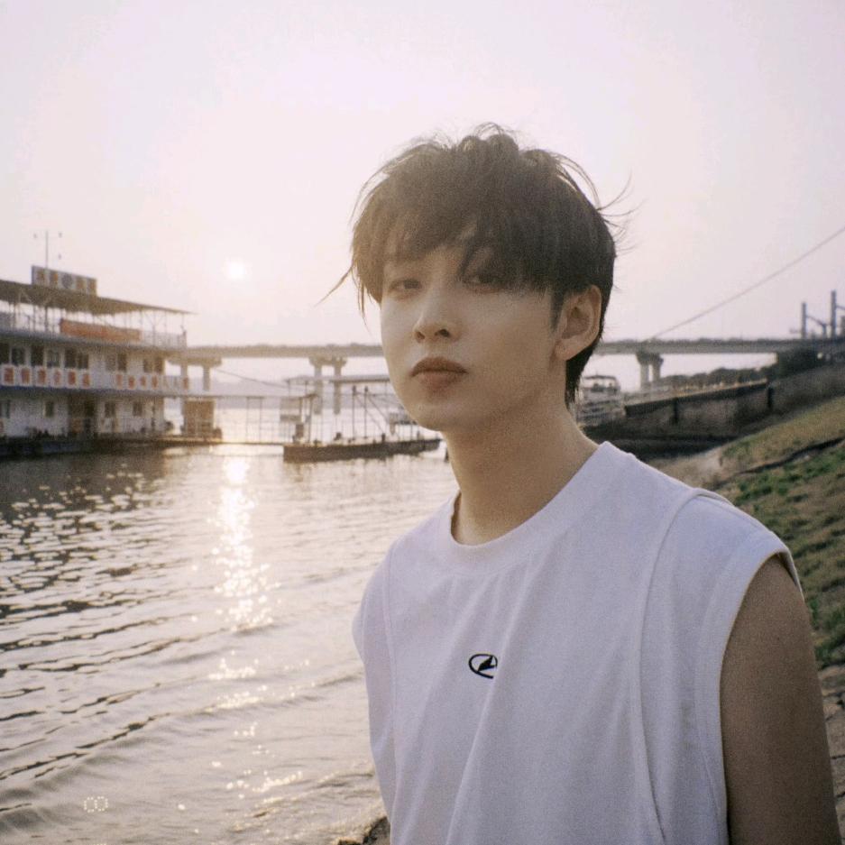 月亮本身不发光