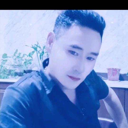 保洁专业擦玻璃。