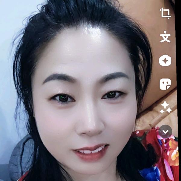 村里有个姑娘叫小芳