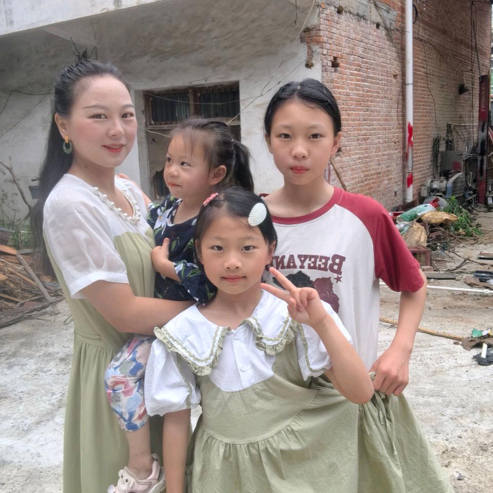 90后三宝妈独娟