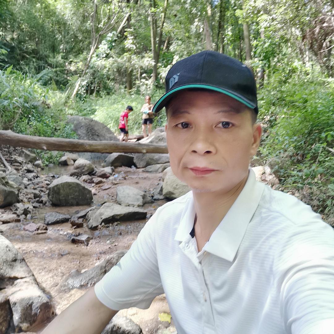 华哥🎤户外唱歌。