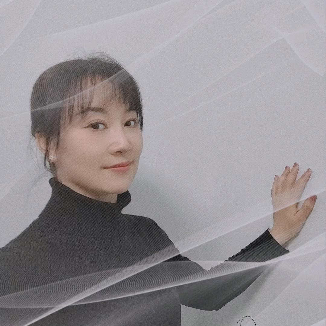 ；