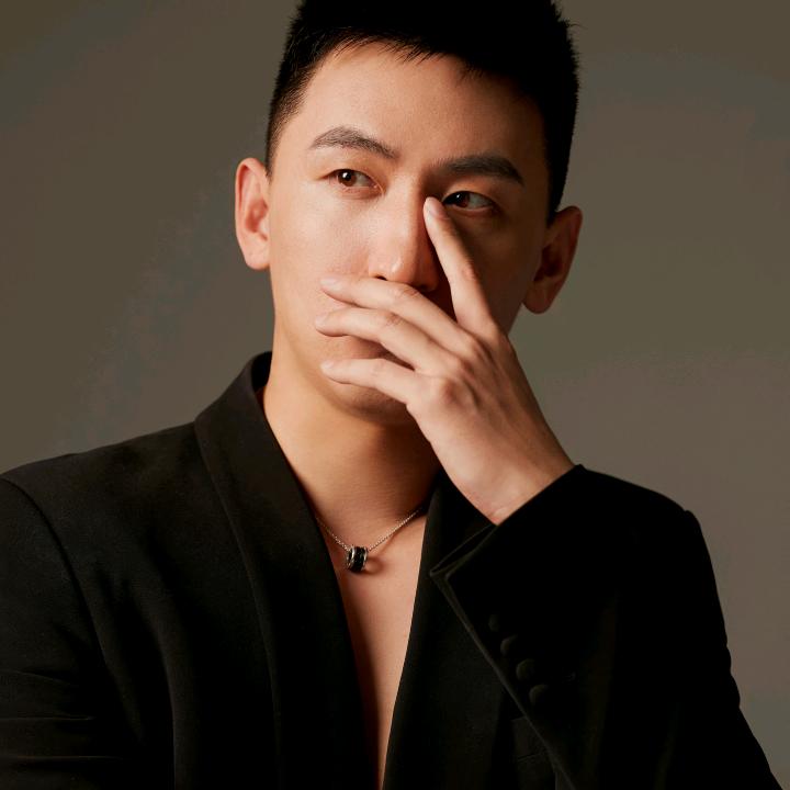 雪山上的小黑点