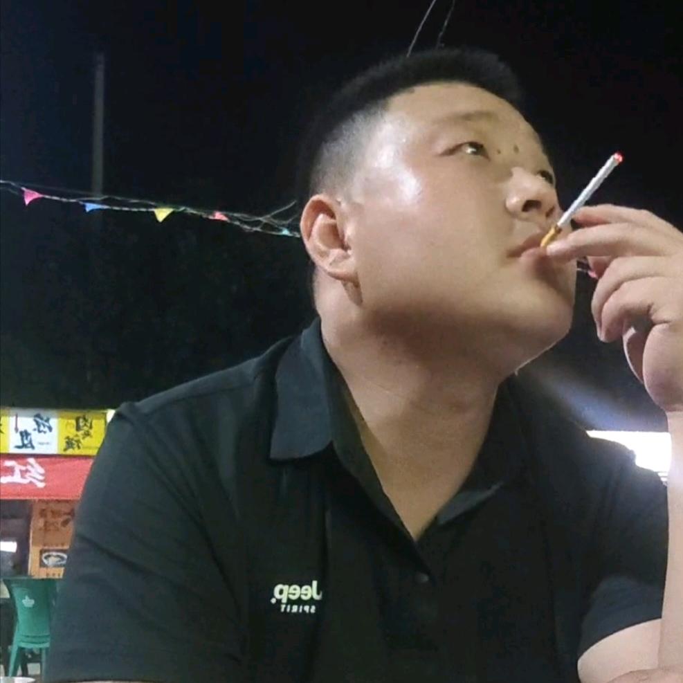 坐在坟头抽寂寞