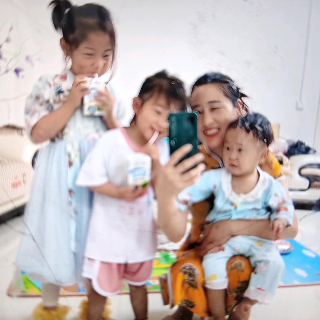 芳芳姐(四宝奶奶)