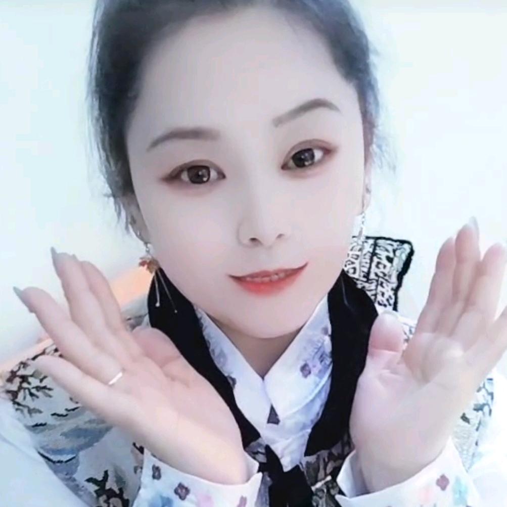 ꧁九妹꧂购物在橱窗