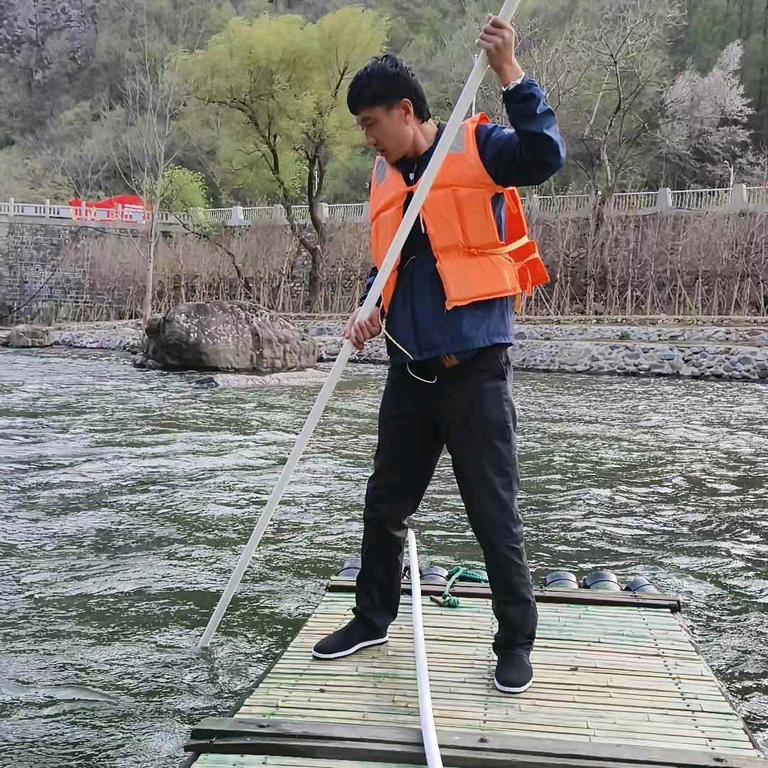 水泥军哥风雨无阻