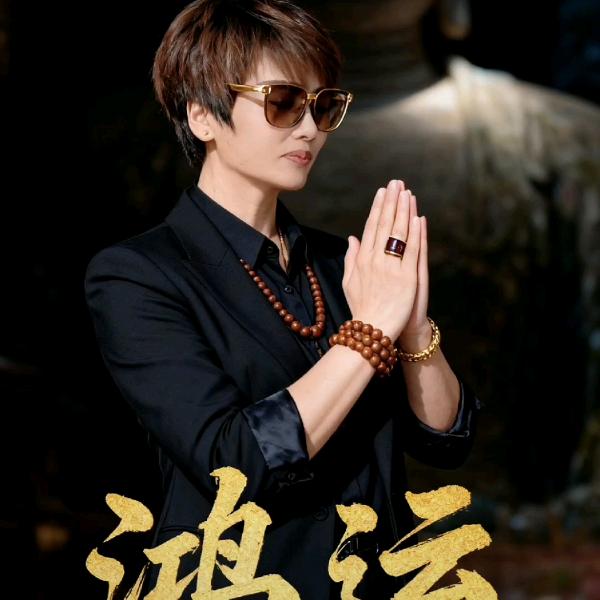 YING🐎ZI（橱窗营业🀄）