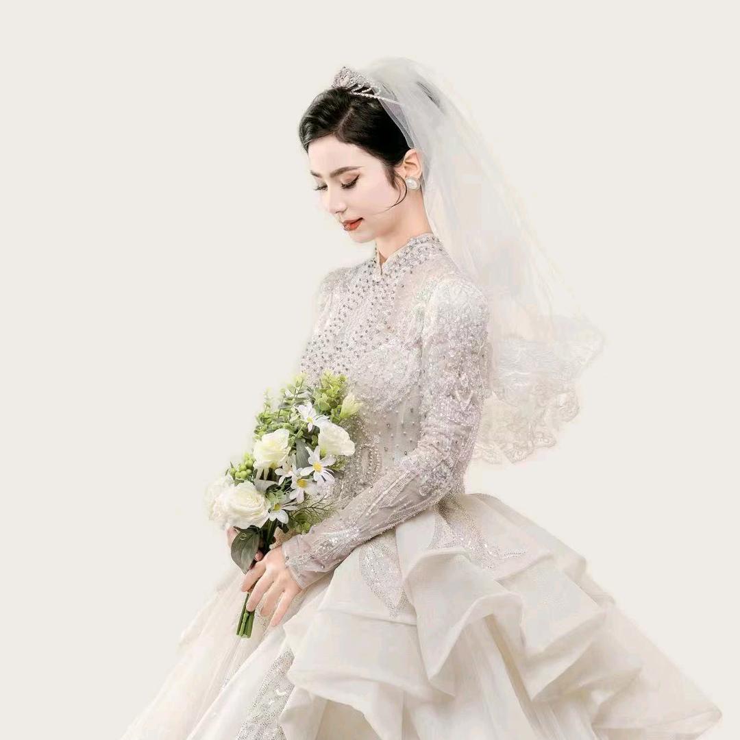 茹则妮萨  服装设计师