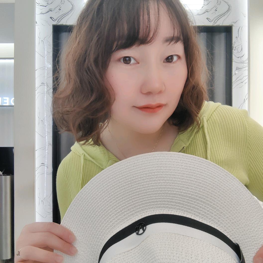 红果阳刚书店对面迪卡轩品牌女装店，小琴，