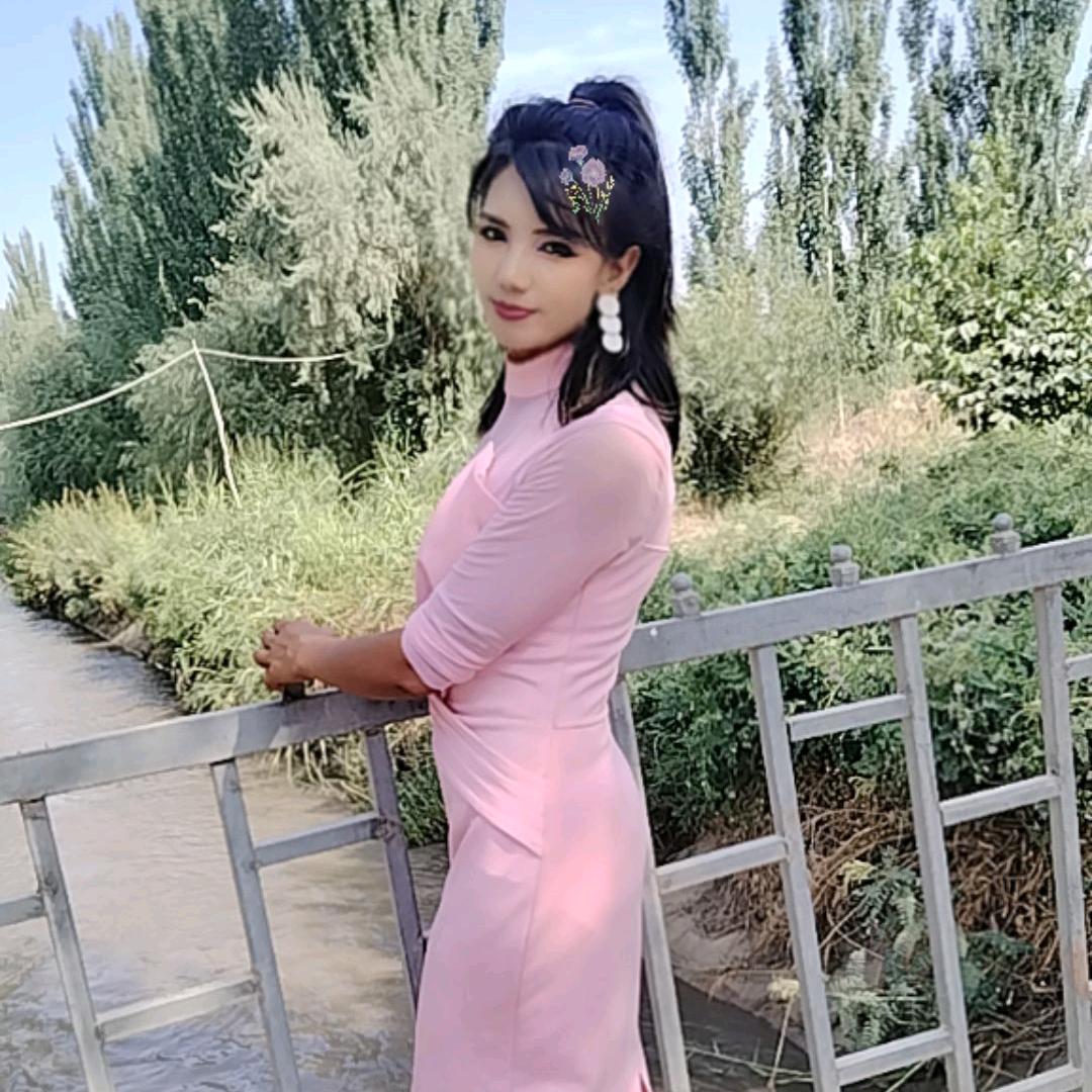 美女亲爱的