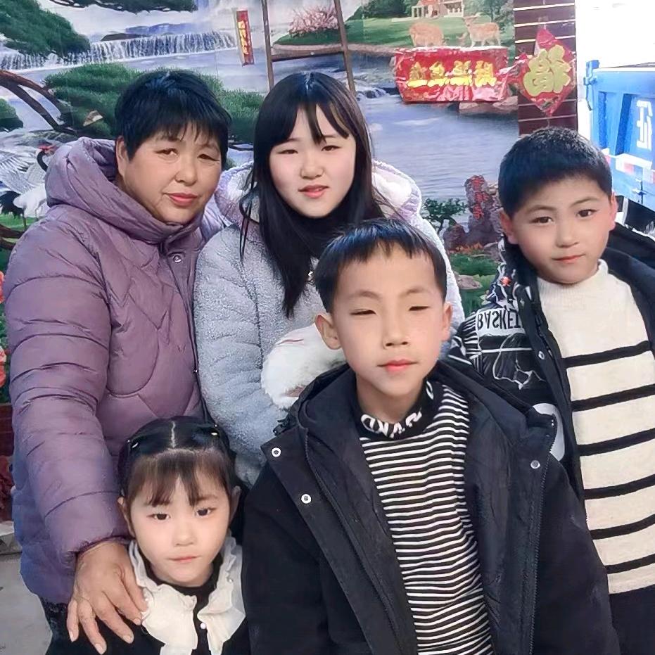4个孙子的奶奶。